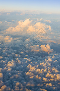 从平面看云层背景天空航班鸟瞰图外观背景图片