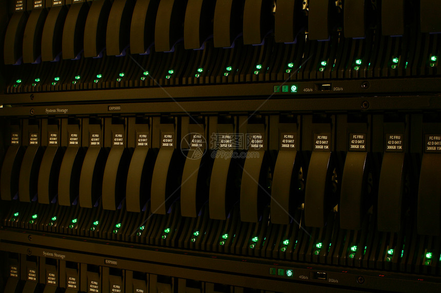 硬盘驱动器在数据中心带照明灯的机架内图片