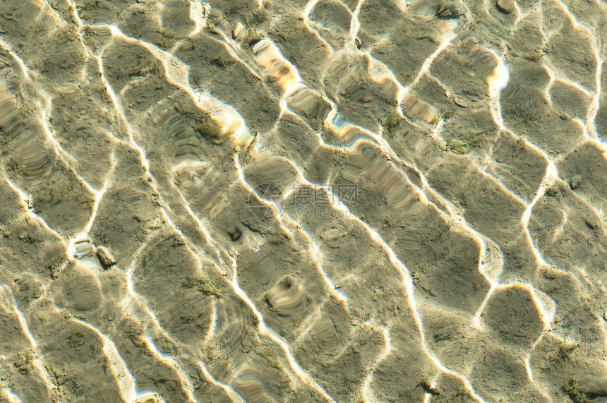 太阳对水表面和海底的反光反射波纹斑点海浪海洋图片