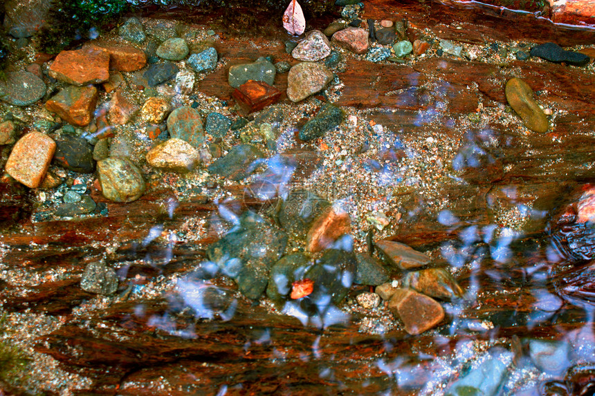 石石头交响乐岩石巨石水平红色水坑卵石石头绿色调色板图片