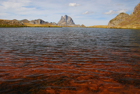 Anayet高原红水湖高清图片