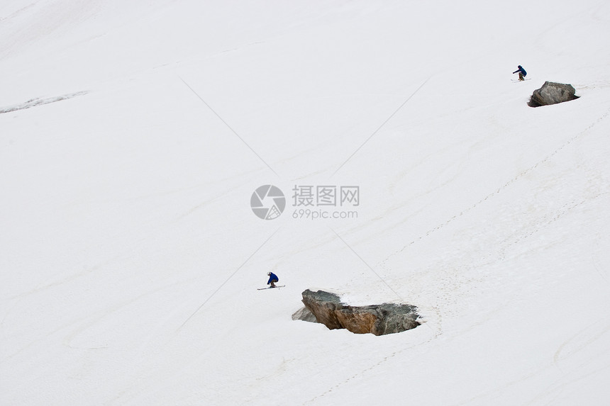 斜坡上的搭乘者雪崩数字白色天空享受野生动物自由旅行地形乐趣图片