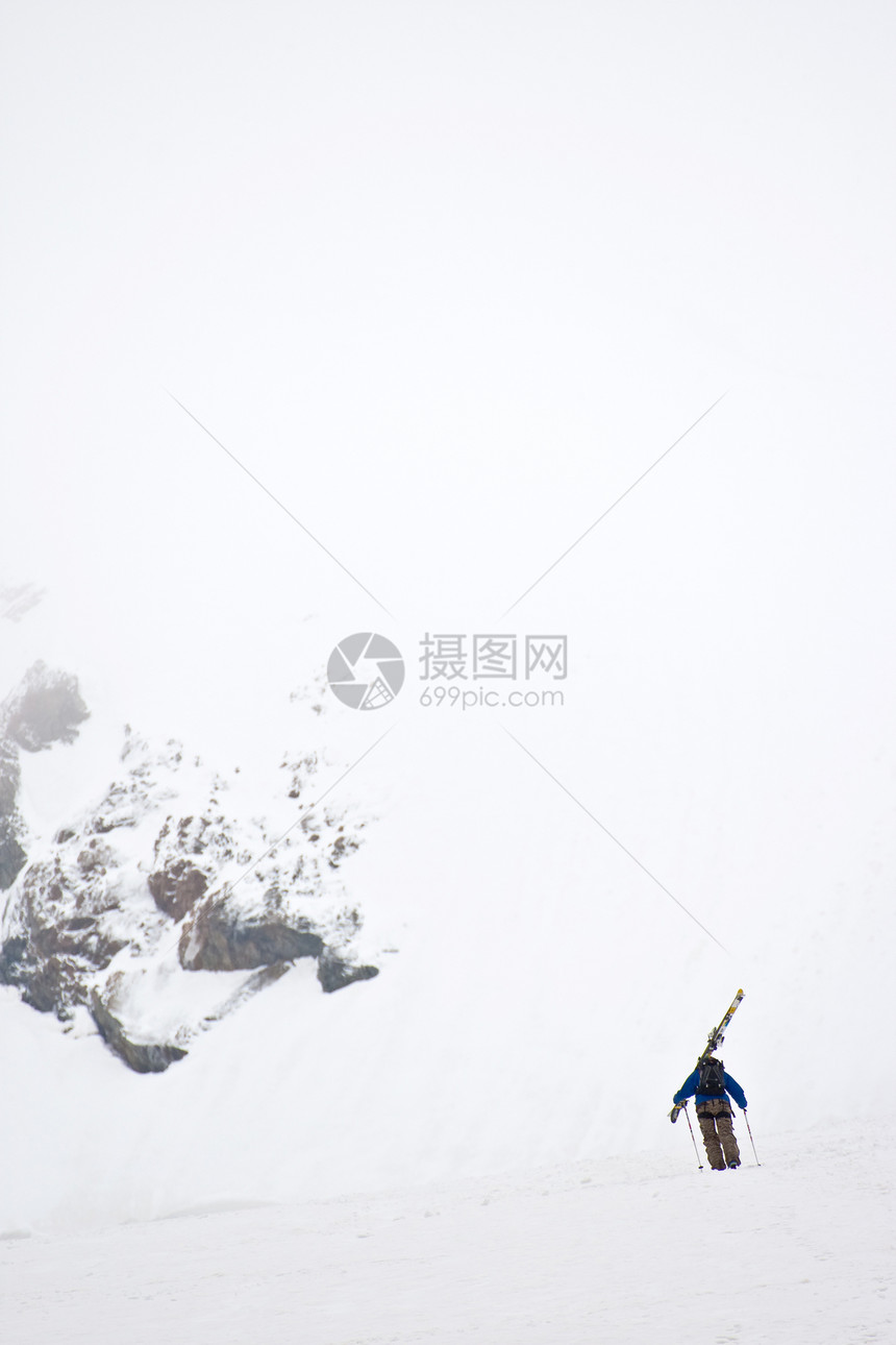 斜坡上的搭乘者便车雪崩自由数字白色享受野生动物天空地形孤独图片