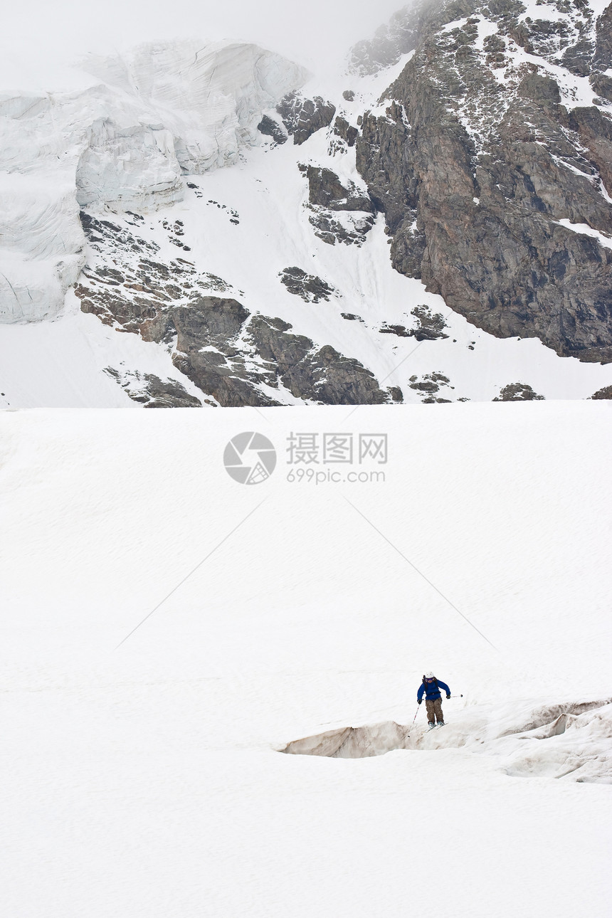 斜坡上的搭乘者乐趣数字天空雪崩白色野生动物旅行孤独地形荒野图片