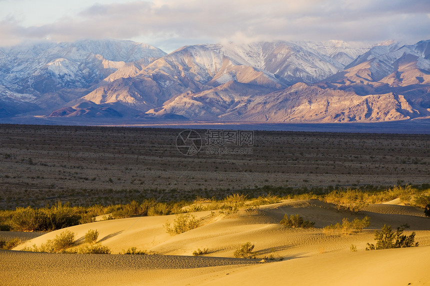 卡利福恩死亡谷国家公园水井沙沙沙沙沙丘风景沙漠流沙外观干旱山脉起伏世界位置沙丘图片