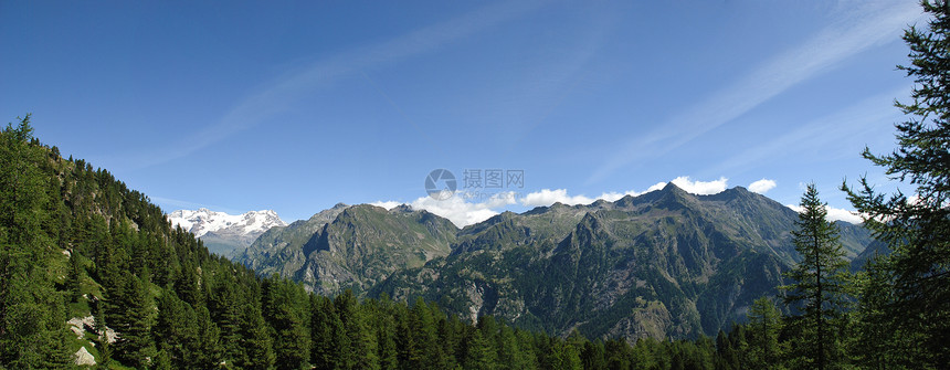 阿尔卑斯山全景建筑学蓝色天空地标爬坡天际教会假期景观城市图片