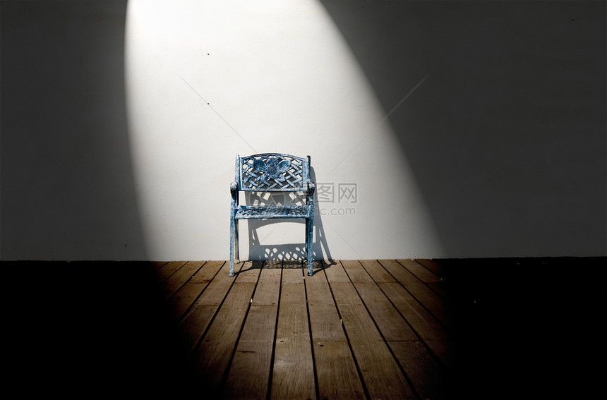 木制地板上单铁椅子的焦点图片