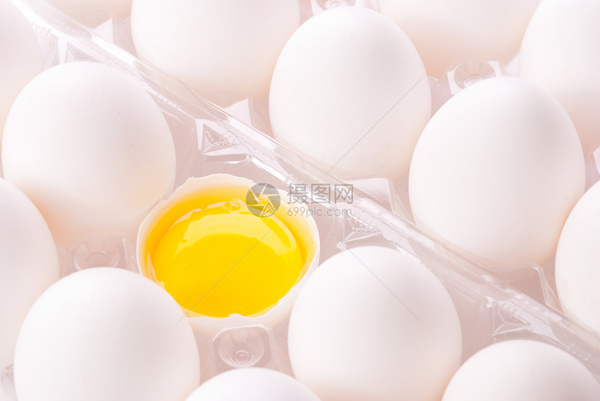 带蛋黄的新鲜组合鸡蛋图片