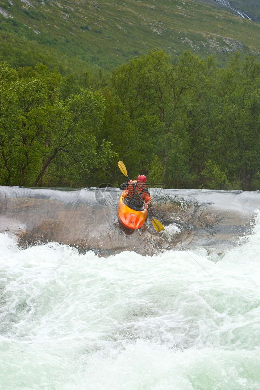 挪威的瀑布荒野挑战皮艇速度活动男人力量游戏闲暇生活图片