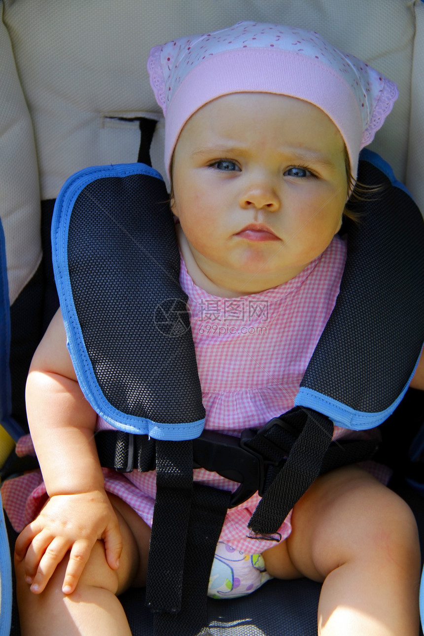 儿童安全汽车座位上的女婴图片
