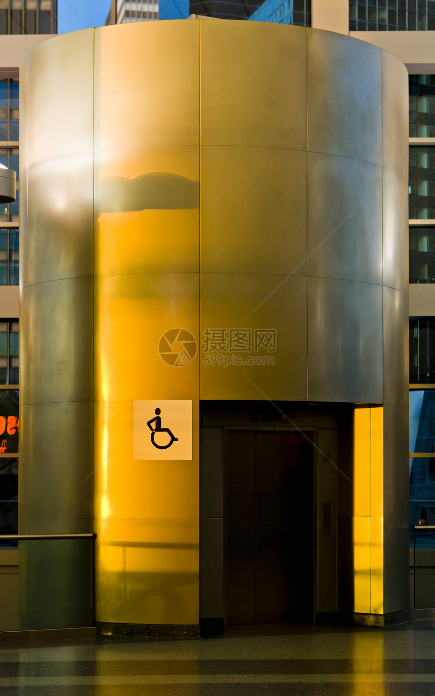 残疾人用电梯为残疾人使用轮椅示意图图片