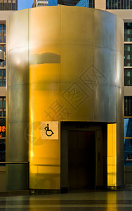 残疾人用电梯为残疾人使用轮椅示意图背景图片