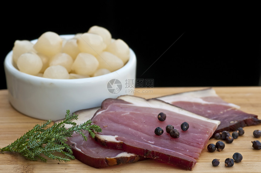 黑森林的火腿食物倾斜屠夫专业性晚餐熏制熟食猪肉香肠黑色图片