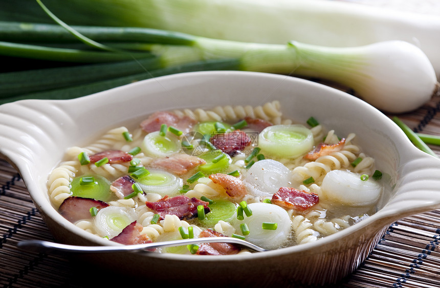 浓厚的海菜汤盘子勺子内饰蔬菜美食熟食韭葱熟菜熏肉食物图片