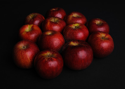 黑暗中的苹果食物黑色红色肉质水果背景图片