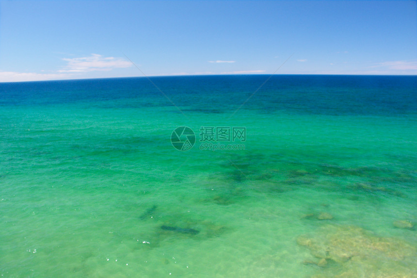 绿宝石水背景液体蓝色活力绿色国家水晶岩石湖岸图片