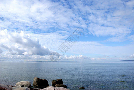 横向景观风景天气自然海岸多云旅行天堂石头海浪蓝色背景图片