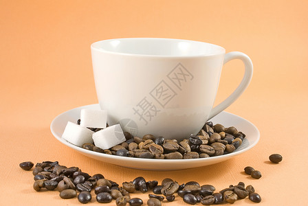 咖啡谷物茶碟杯子咖啡杯茶托咖啡粒背景图片