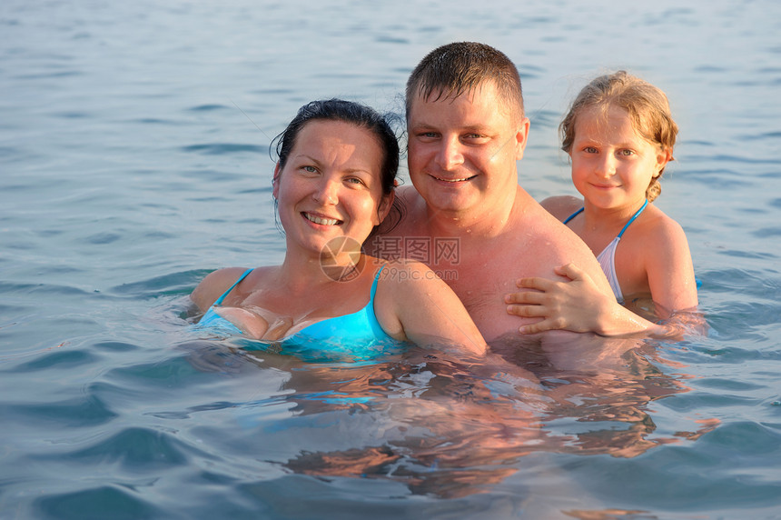 海上幸福的一家人快乐孩子女士童年热带旅游男人假期喜悦天空图片