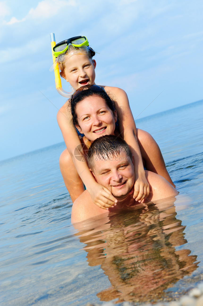 海上幸福的一家人快乐女孩孩子女儿海洋父母爸爸喜悦假期父亲图片