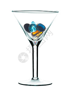 石璃杯装有彩色玻璃石的马提尼杯玻璃酒杯蓝色宝石珠宝岩石石头白色背景