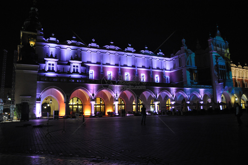 晚上在克拉科夫的市场广场皇家纸巾大教堂正方形历史住宅城堡图片