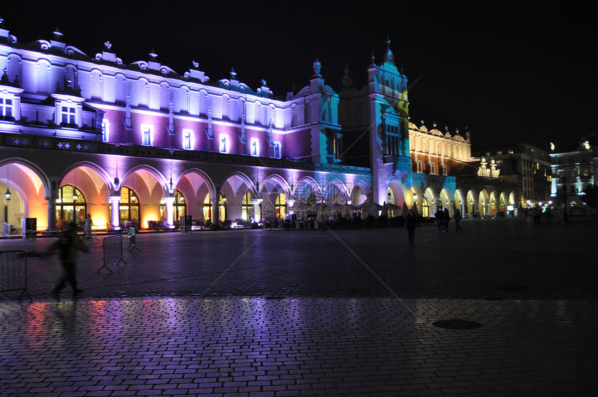 晚上在克拉科夫的市场广场住宅皇家城堡大教堂正方形历史纸巾图片