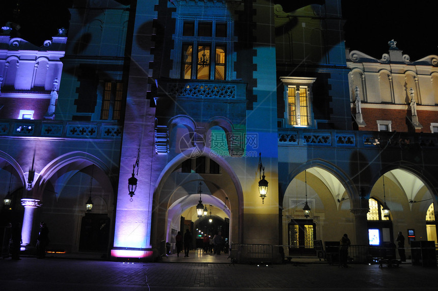 晚上在克拉科夫的市场广场城堡正方形纸巾大教堂历史住宅皇家图片