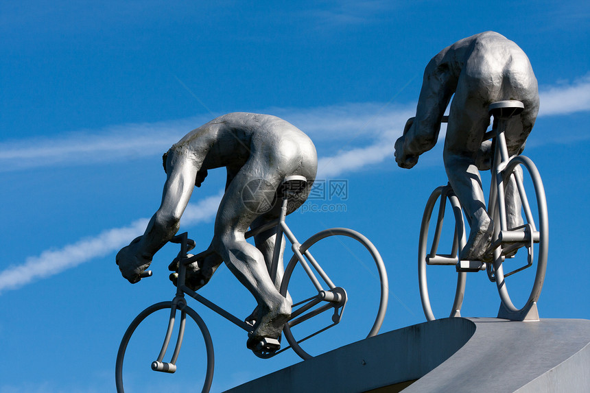 两个骑自行车的人和他们的肌肉跑步者传奇齿轮天空团队运动雕塑下坡跑步历史图片