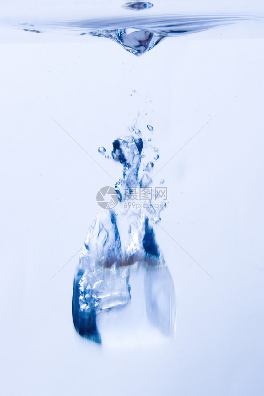 冰冻的冰块对象气泡飞溅立方体液体颜色行动宏观蓝色图片