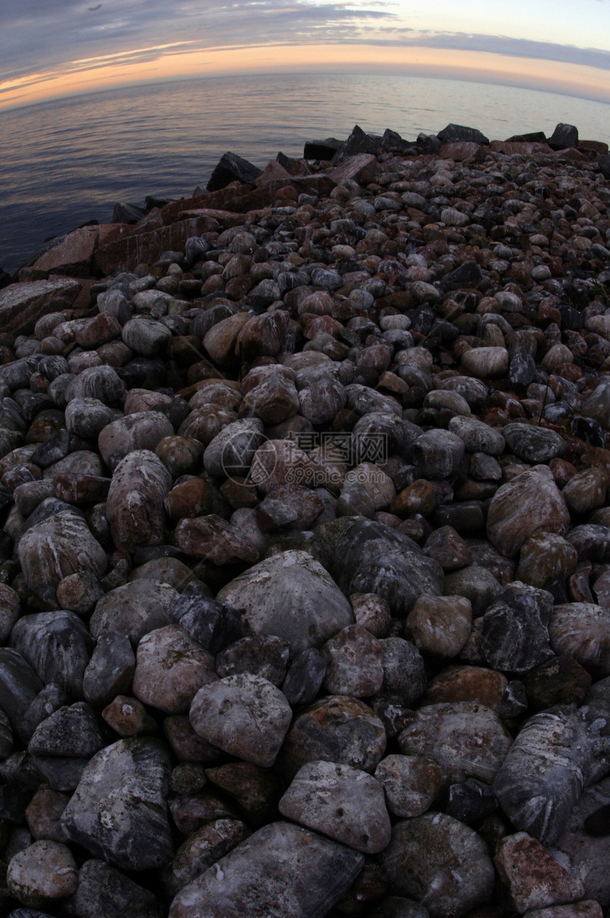 石堆海岸岩石戏剧性地平线卵石天空支撑鸟类场景地面平衡图片