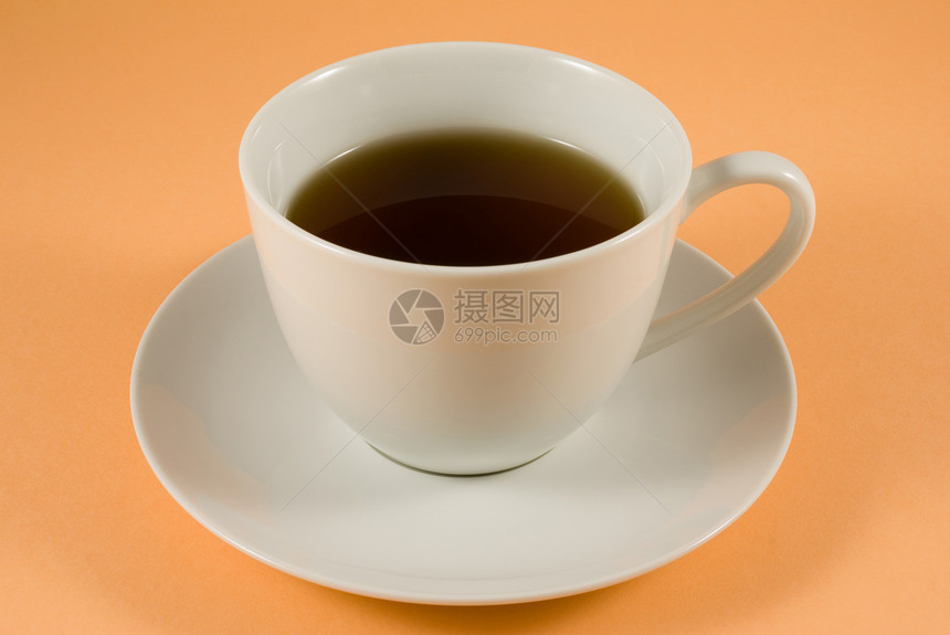 一杯茶黄色白碟杯子液体茶托背景早餐图片