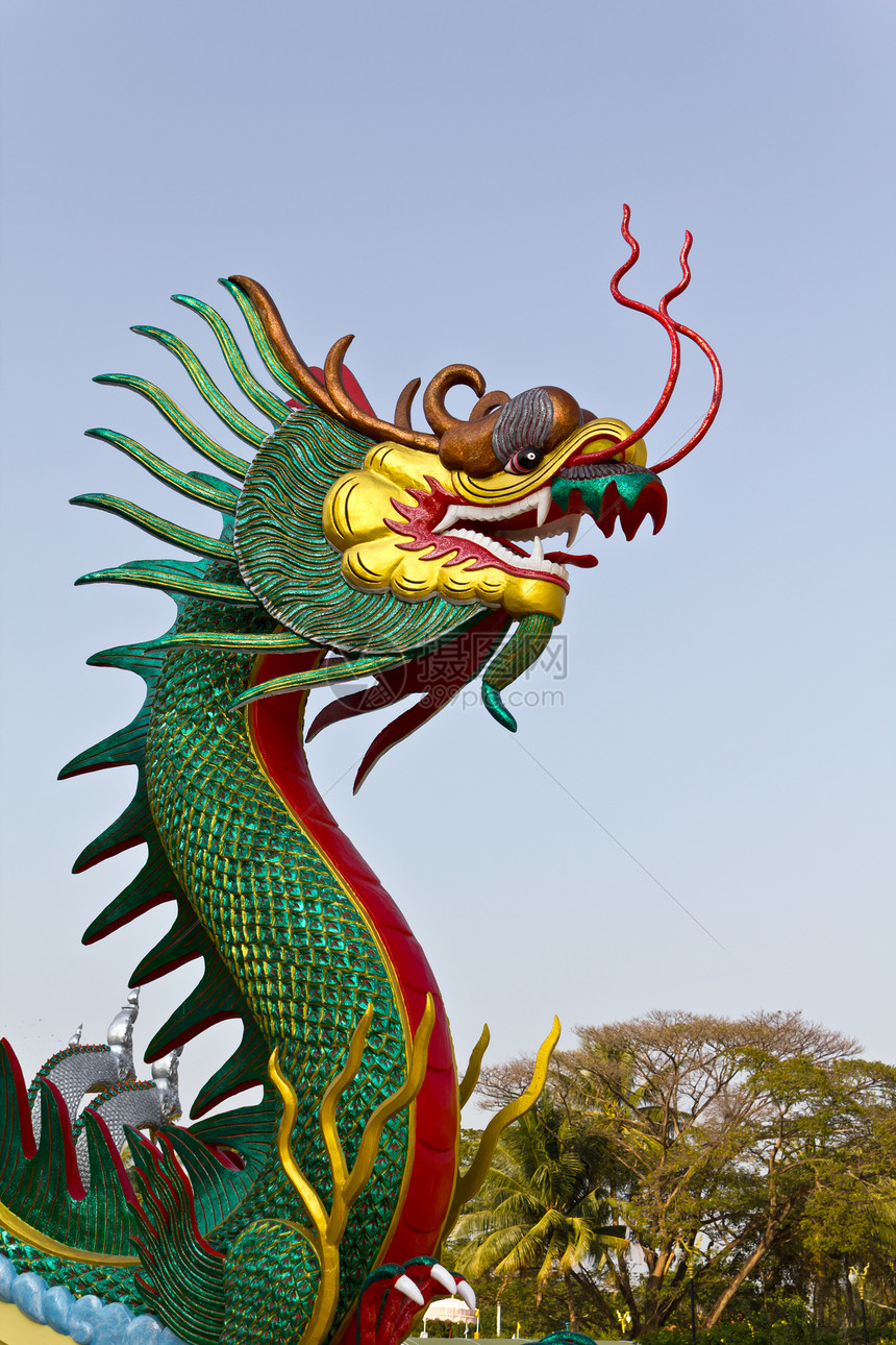 中国龙雕像动物文化雕塑蓝色天空金子白色绿色图片