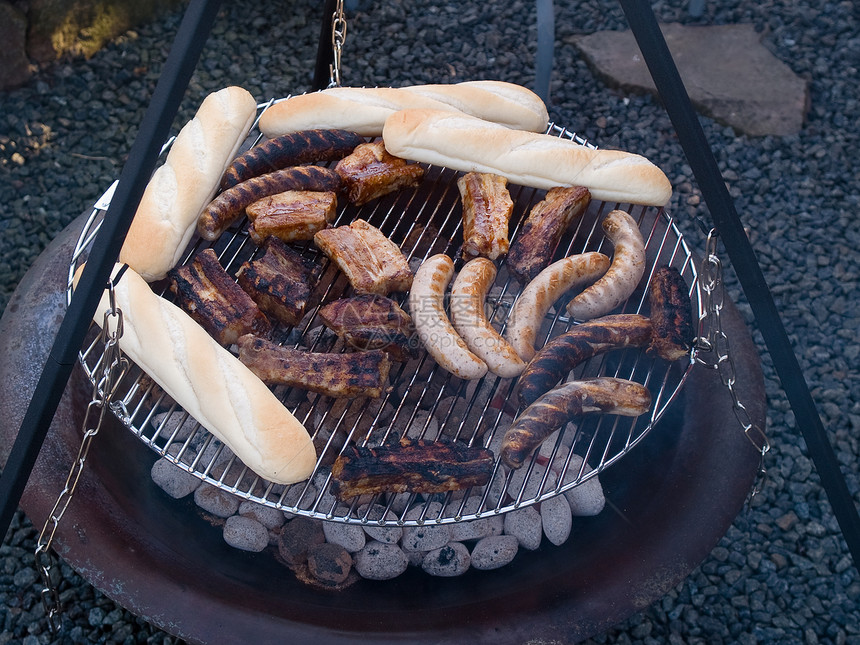 巴巴多斯BBQ烧烤晚会牛扒香肠炙烤食物闲暇饮食猪肉烹饪院子煤炭图片