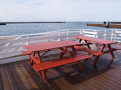 海边的排海桌面活动海景自由浪漫乐趣桌子休闲码头海洋假期背景图片