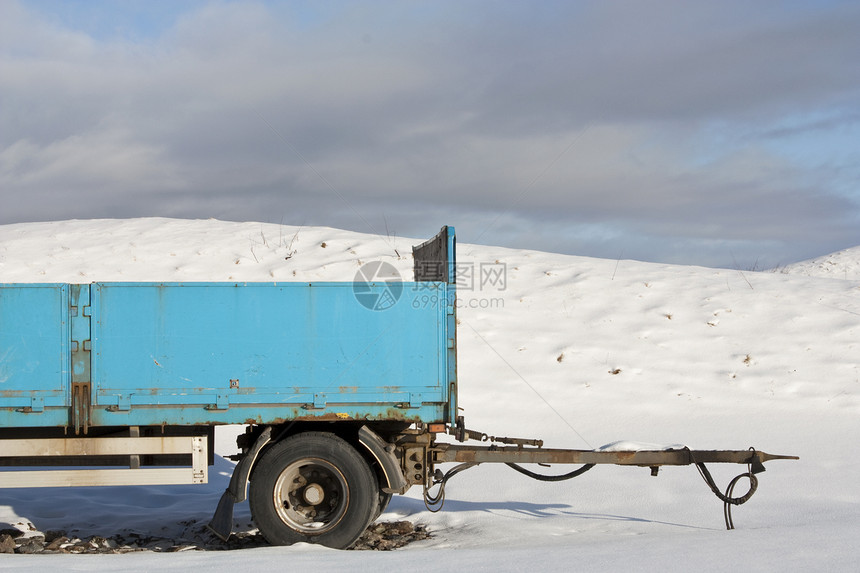 雪中蓝色拖车图片