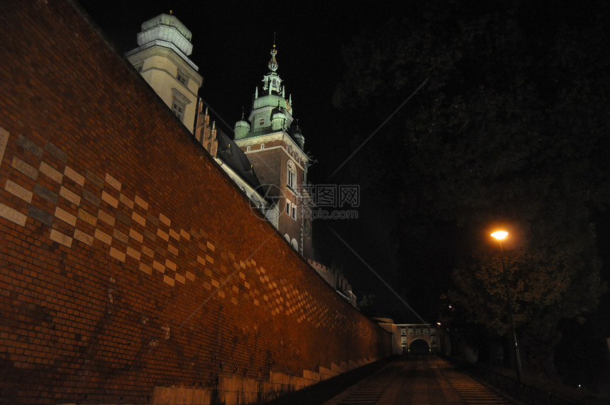 夜晚在克拉科夫的城堡纸巾正方形市场皇家大教堂住宅历史图片
