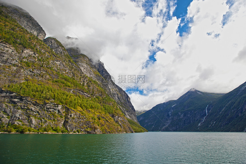 Geiranger 视图天空树木山坡旅行爬坡石头植物群悬崖峡湾反射图片