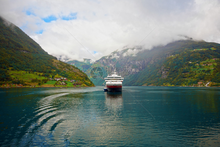 Geiranger 视图植物群海洋蓝色石头岩石巡航峡湾天空爬坡旅行图片