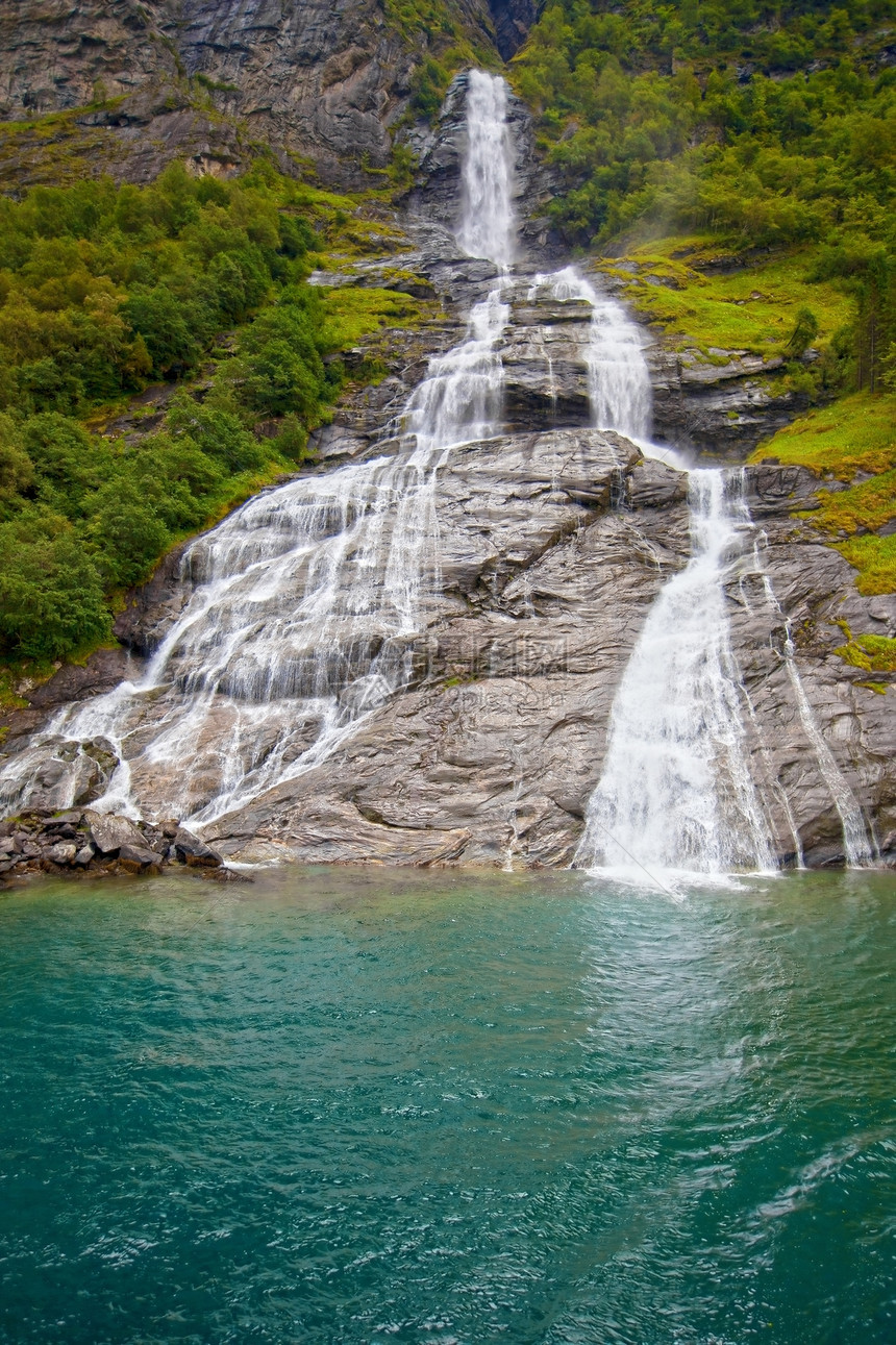 挪威的Geiranger悬崖蓝色植物群国家石头美丽海洋瀑布峡湾树木图片