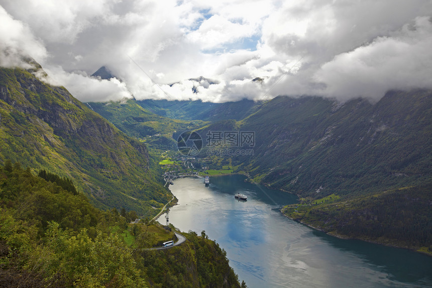 Geiranger 视图美丽悬崖旅行国家天空山坡石头海岸反射海洋图片