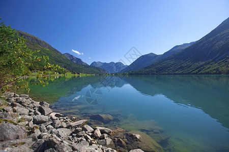 挪威的斯特林植物群峡湾反射悬崖山坡旅行国家岩石海洋地区背景图片