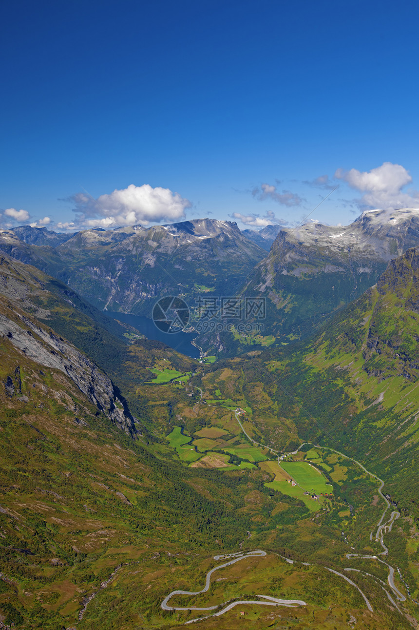 Geiranger 视图悬崖美丽海岸山坡村庄旅行反射岩石血管爬坡图片