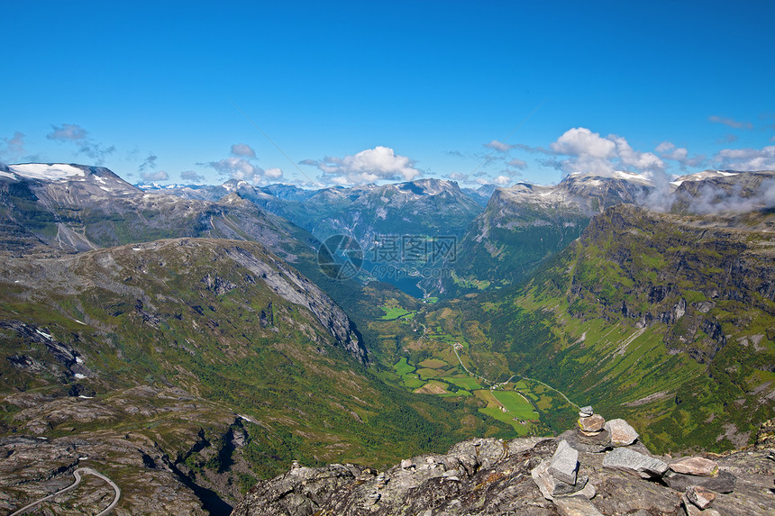 Geiranger 视图峡湾村庄美丽巡航血管树木石头山坡蓝色国家图片