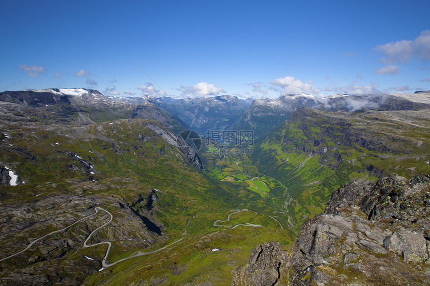 Geiranger 视图蓝色海洋村庄血管植物群天空国家美丽巡航反射图片