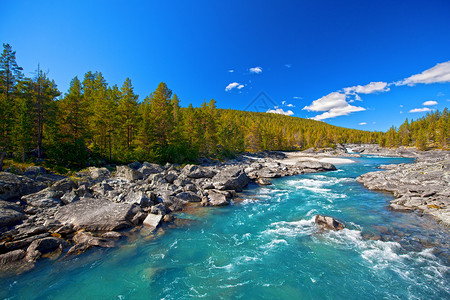 挪威的斯特林瀑布国家旅行植物群蓝色树木地区岩石天空反射背景图片