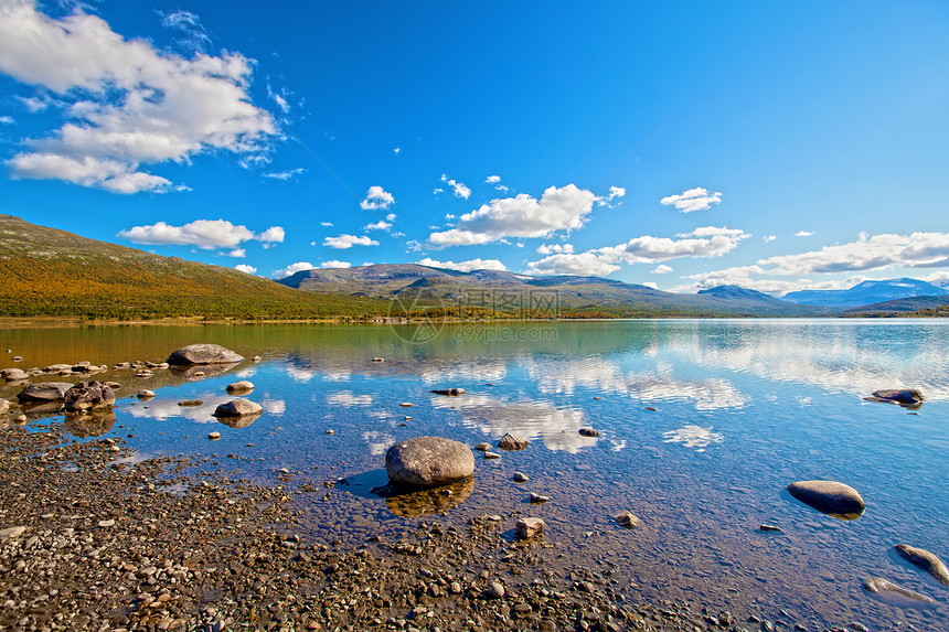 挪威的斯特林反射悬崖海岸峡湾树木旅行美丽地区国家石头图片