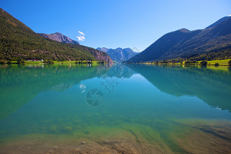 挪威的斯特林蓝色峡湾海岸岩石树木旅行悬崖国家爬坡海洋背景图片