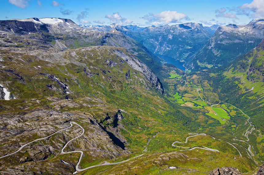 Geiranger 视图悬崖岩石巡航爬坡旅行美丽植物群山坡峡湾反射图片