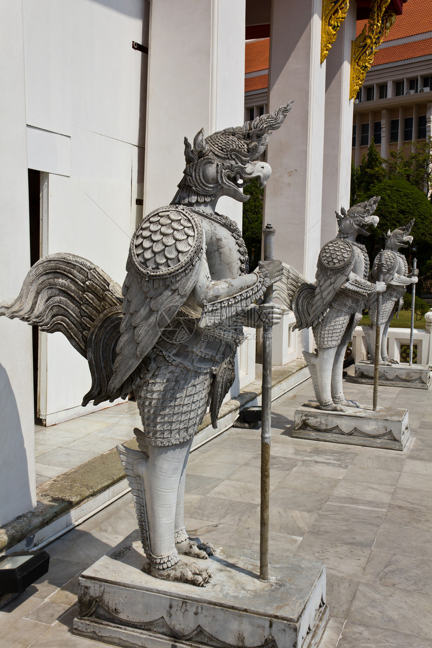 半角半鸟雕塑的泰国土著风格古董旅行手工细节假期寺庙雕像旅游佛教徒艺术图片